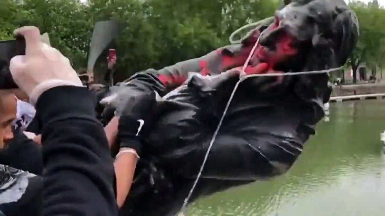 Gestürzte sklavenhändler-statue in bristol geborgen