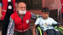 Çöpten atık toplayan Suriyeli çocuğa Türk Kızılay yardım etti - HATAY