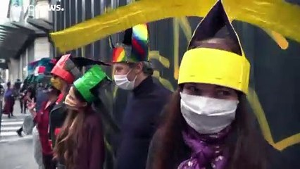 A Paris, cet artiste parisien crée des chapeaux spéciaux "Covid-19"