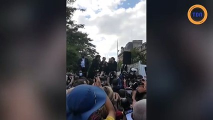 Camelia Jordana chante pour George Floyd lors d'une manifestation à Paris