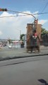 Ils offrent un spectacle de lancer de couteaux dans la rue aux conducteurs durant les embouteillages