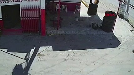 Dükkandaki iki kişiyi vuran saldırganlar, işletmeyi kaçarken ateşe verdi!