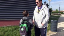 Un père réclame le remboursement du transport scolaire pour ses enfants.