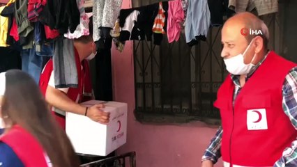 Çöpten atık toplarken görüntülenen engelli çocuğa yardım