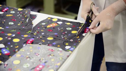 Kreşe giden minikler için özel tasarımlı maske üretiyorlar - İZMİR