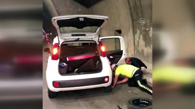 Tünelde otomobilinin lastiği patlayan engelliye polis yardım etti - TRABZON