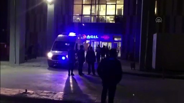 Van'da PKK'lı teröristler yol yapım işçilerine saldırdı: 2 şehit, 8 yaralı - Van Bölge Eğitim ve Araştırma Hastanesi önü (2)