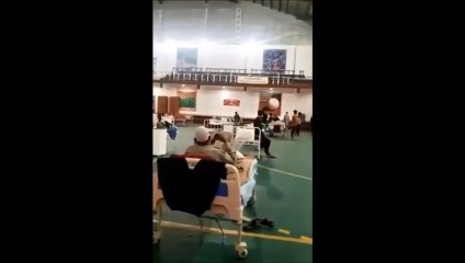 क्वॉरंटीन सेंटर में ही क्रिकेट खेलने लोग, कश्मीर का बताया जा रहा है वीडियो