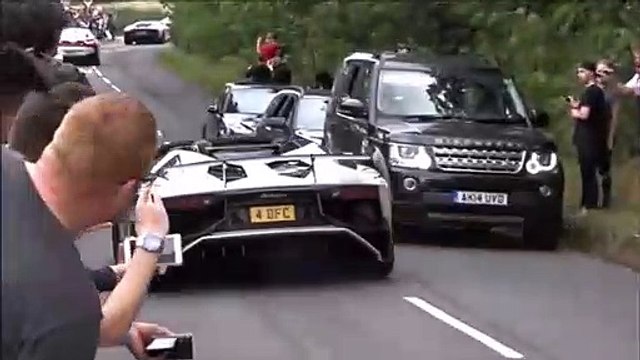 Quand une voiture électrique participe à un défilé de gros bolides