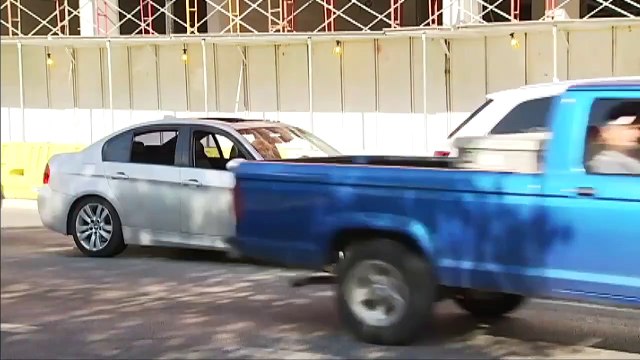 Ce conducteur furieux pousse les autres voitures dans les bouchons