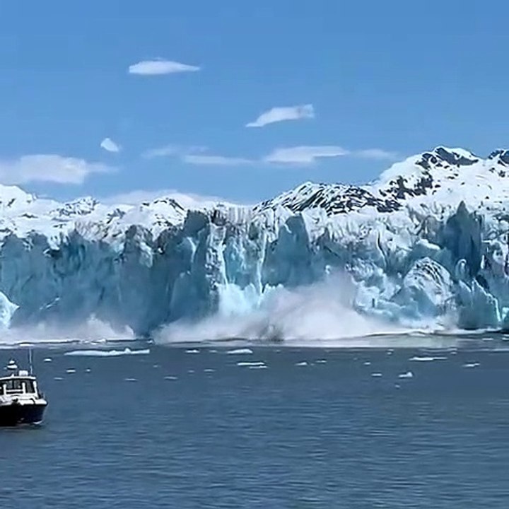 Quand un morceau du glacier Columbia, au Canada, sort de l'eau sur une hauteur de 60 mètres avant de s’effondrer