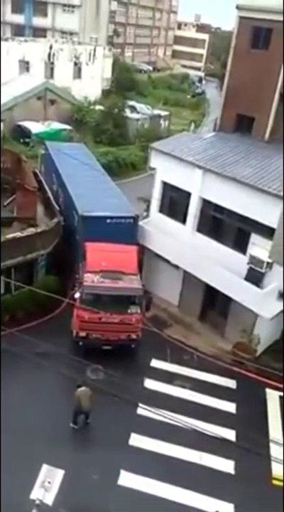 Trucker shows off his skills threading his truck through a tough spot
