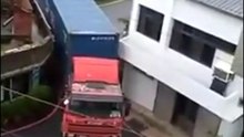 Trucker shows off his skills threading his truck through a tough spot