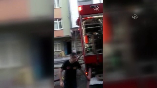 Sultangazi'de apartmanın çatı katında çıkan söndürüldü - İSTANBUL