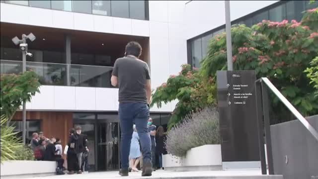 Familiares y amigos acuden al tanatorio de Rosa María Sardá