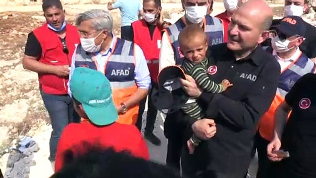 İçişleri Bakanı Soylu, İdlib'deki briket evleri inceledi