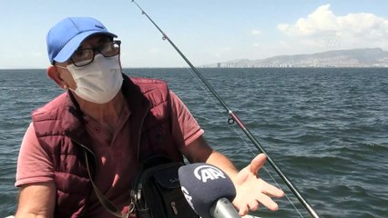 Sokağa çıkan 65 yaş üstü vatandaşlardan gençlere maske ve sosyal mesafe sitemi - İZMİR