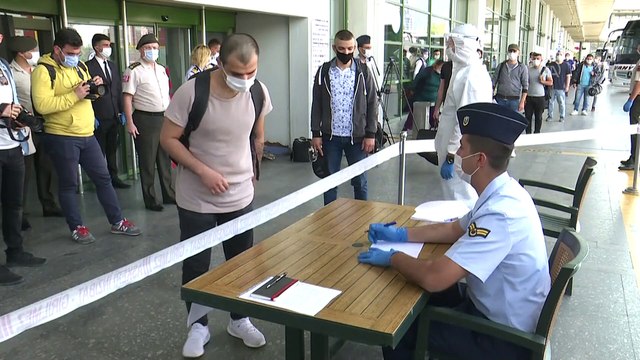 Başkente yeni celplerle gelen erler sıkı sağlık kontrolleriyle birliklerine alınıyor (1) - ANKARA