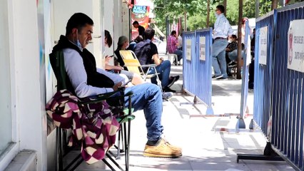 TOKİ'den ev almak isteyenler banka önünde sabahladı - MANİSA