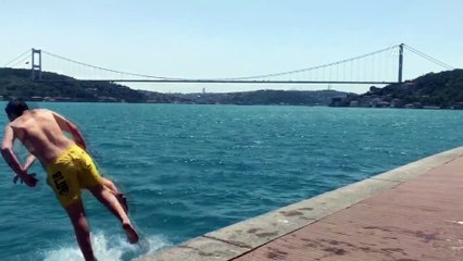 Gençler boğaz sularında serinledi - İSTANBUL