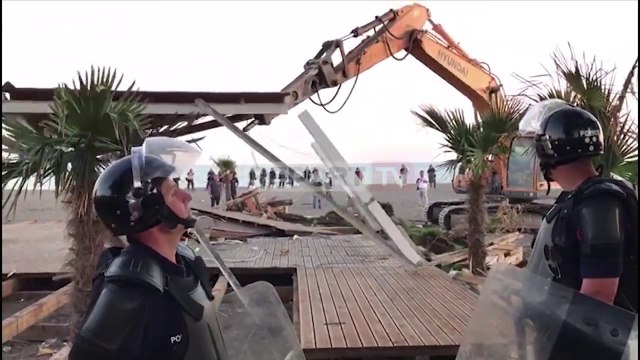 Rifillon shembja e bizneseve nga IKMT në Velipojë/ Përplasje me gurë e lopata mes banorëve!