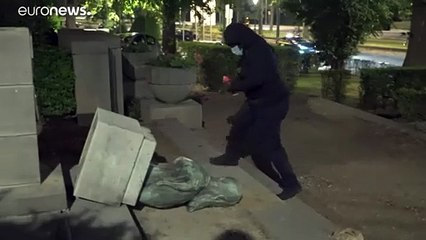 شاهد:غضب المتظاهرين يطال تمثال ملك بلجيكا الراحل