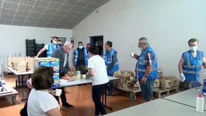 Reportage lors d'une distribution de colis alimentaires à la salle Gagarine