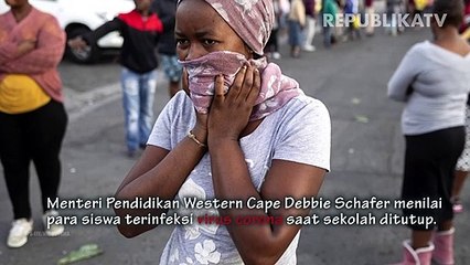 Pekerja melakukan tugas mereka di stasiun pengujian virus di Johannesburg, Afrika Selatan.