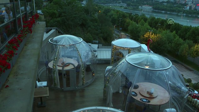 Yeni normal de Haliç manzaralı cam fanusta yemek modeli - İSTANBUL