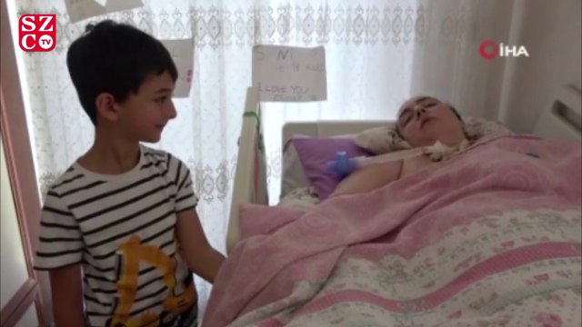 Doktorların ’aniden ayağa kalkacak’ dediği annesinin başında adeta nöbet tutuyor
