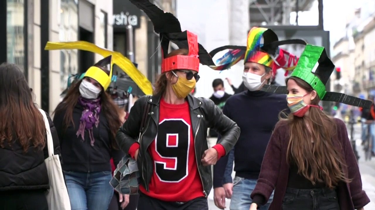 Abstand! Künstler bastelt ausladende Corona-Hüte