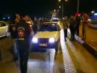 Polise çarpıp kaçan otomobilden 16 kilo esrar çıktı