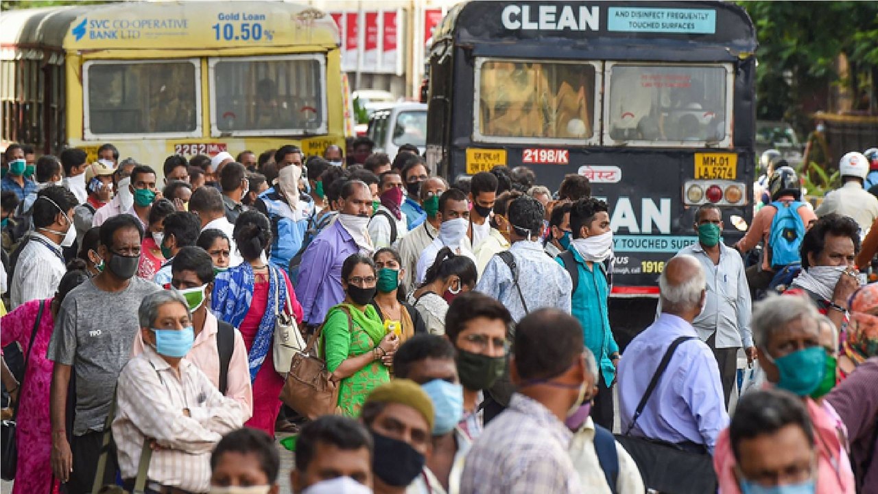 Defying social distancing, Mumbaikars flock to...