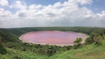 Este lago creado por un meteorito deja atónitos a los científicos al volverse rosa