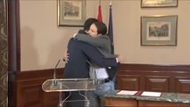 Así fue el abrazo entre Pedro Sanchez y Pablo Iglesias tras las últimas elecciones
