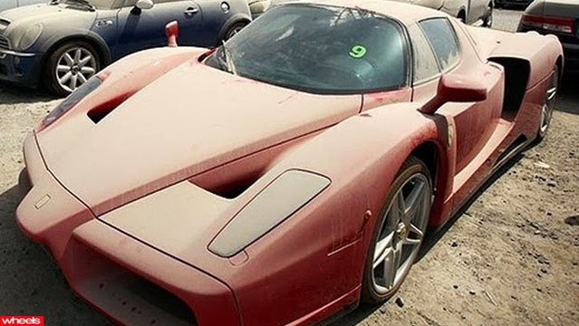 Une casse auto hors norme pleine de voitures de luxe