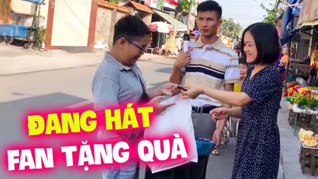 Xuân Hòa bất ngờ được fan tặng quà ngay giữa đường Liên Khúc Thà Trắng Thà Đen Lk Bolero Để Đời