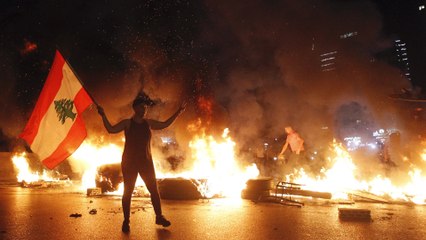 احتجاجا على انهيار العملة الوطنية في لبنان