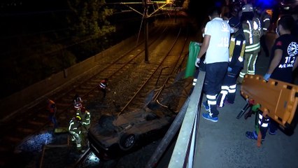 Bakırköy'de devrilen otomobilin sürücüsü yaralandı - İSTANBUL