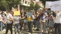 LIVE/ Maturantët, protestë tek Ministria e Arsimit