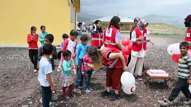 Türk Kızılay köy çocuklarını hediyelerle sevindirdi - AĞRI