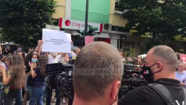 Provimi i Gjuhës Shqipe dhe Letërsisë, maturantët protestë para Ministrisë së Arsimit