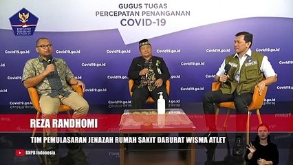Sejumlah petugas merapikan peti khusus jenazah COVID-19 di rumah duka Dharma Agung, Bekasi, Jawa Barat.