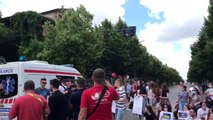 Solidaritet në protestë! Provimi i Maturës, gjimnazistët i hapin rrugë ambulancës