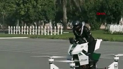 Dubai'de uçan motorsikletle test sürüşü yapan polis memuru yere çakıldı
