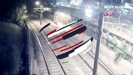 Metro hattına uçan otomobil kamerada