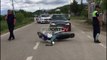 Report TV - Aksident në Korçë, plagoset drejtuesi i motorit pasi u përplas me një makinë