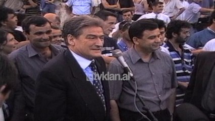 Berisha uron studentet per mbylljen e vitit akademik (31 Maj 2000)