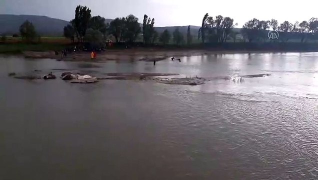 Kızılırmak'ta kaybolduğu değerlendirilen 4 kişi için arama çalışması başlatıldı (2) - SİVAS