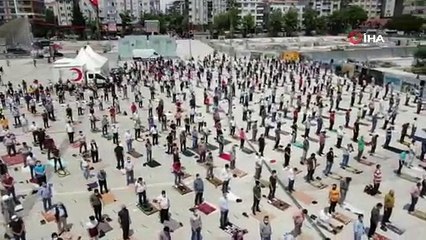 Bağcılar Meydanı’nda cuma namazı kılan yüzlerce kişi havadan görüntülendi